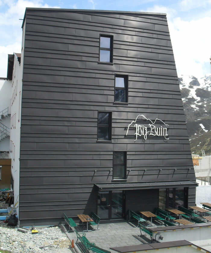 Hotel Piz Buin in Silvretta Montafon mit Metallfassade von V-MET. Fassadensystem Sonderlösung mit Stehfalz in Anthrazit. Vorgehängte hinterlüftete Metallfassaden.