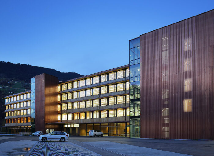 Firmengebäude der Illwerke in Vorarlberg mit Metallfassade aus Kupfer von V-MET. Fassadensystem P2 Perforation und Profil.