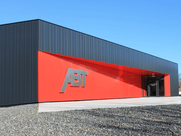 Dunkle Metallfassade vom ABT Sportsline in Kempten. Fassadensystem P2 Mäanderprofil von V-MET.