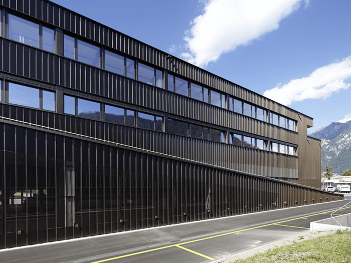 Gewerbepark mit Metallfassade. V-MET Fassadensystem P2 Sägezahn aus Aluminium eloxiert in der Farbe Braun.