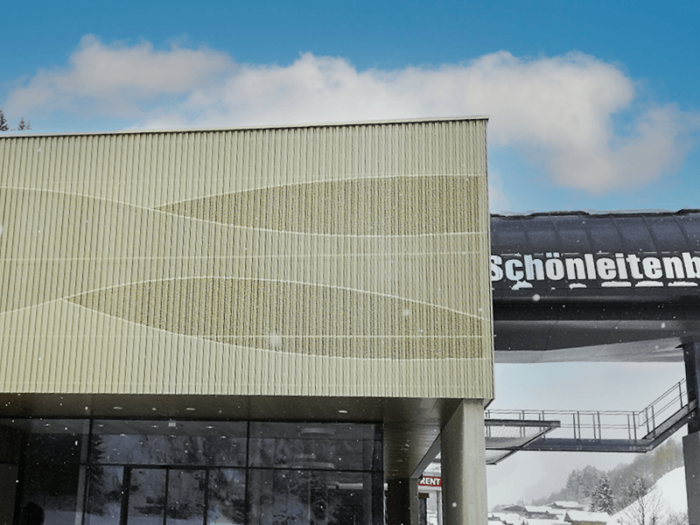 Schönleitenbahn Talstation mit Fassadenverkleidung aus Metall. Fassadenprofil mit Motivlochung.