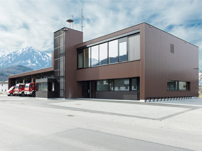 Feuerwehr Schlins mit Metallfassade aus Aluminium im Fassadensystem P2 Trapezprofil von V-MET. Trapezblech Fassade.