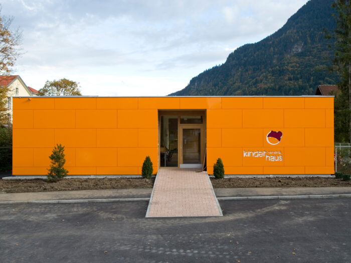 Kindergarten mit Metallfassade aus orangefarbenen Aluminium Kassetten. Fassadenverkleidungen von v met.