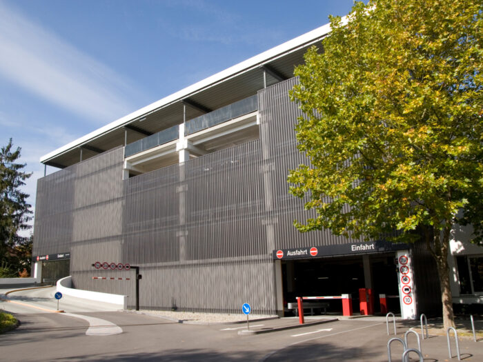 Parkhaus mit gelochter Metallfassade. Fassadensystem P2, perforiertes Trapezprofil/ Trapezblech aus Aluminium von vmet.
