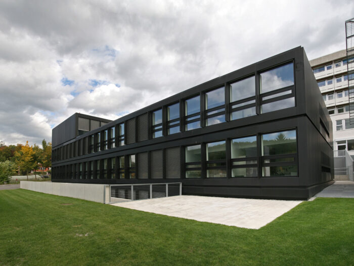 Schwarze Fassade aus Aluminium Fassadenpaneelen. Fassadensysteme von V-MET Metallfassaden.
