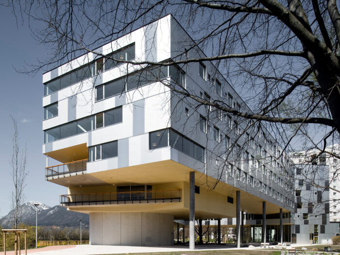 Smartpanele aus Aluminium in verschiedenen Ausführungen: blank oder natureloxiert, bilden eine harmonische Fassade für das Seniorenwohnheim. Fassadensysteme von V-MET.