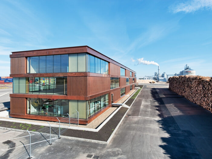 Firmengebäude Egger Holzwerkstoffe. Metallfassade aus Kupfer mit dem Fassadensystem P2 Trapezprofil / Trapezblech von V-MET.