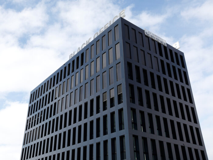 Black Office - Fassadenverkleidung Metall mit Sonderlösung aus Aluminium von v metall V-MET. Fassadensysteme aus Metall.
