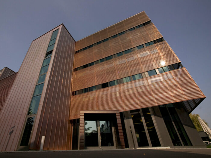 V metall Fassadensystem P2 Sonderprofil Z-Lamellen. Metallfassade aus Kupfer mit perforiertem Fassadenprofil.