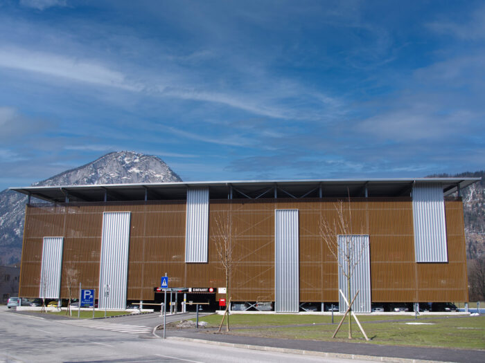 Parkhaus mit perforierter Metallfassade. Lichtdurchlässiger Sichtschutz aus Metall. V-MET Fassadensystem P2 Fassadenprofile Trapezblech.