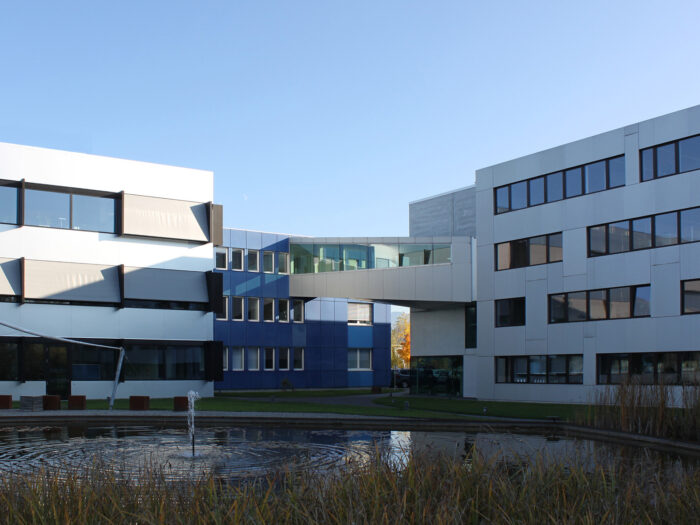 Firmengebäude ALPLA mit hinterlüfteter Metallfassade. V-MET Sonderlösung aus Fassadenpaneelen.