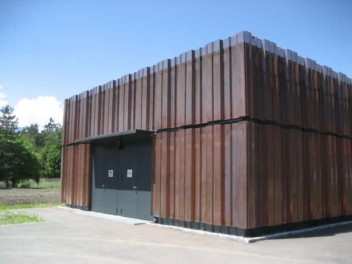 V-MET Fassadensystem P2 Sonderprofil. Metallfassade aus Kupfer mit perforiertem Fassadenprofil.