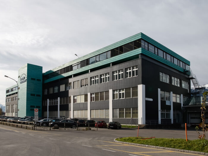 Trapezprofil / Trapezblech Fassade aus Aluminium an Firmengebäude. Ivoclar