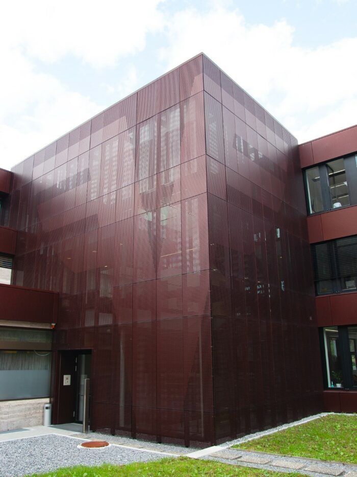 Perforierte Metallfassade aus großflächigen Kassetten. Sonderlösung Fassadenverkleidung Metall.